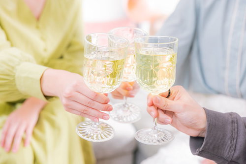シャンパングラスで2人が乾杯している
