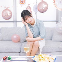 パーティー中に頭を抱えて困る女性、ストレスや悩みの表現の写真