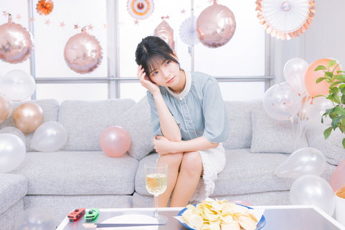 パーティー中に頭を抱えて困る女性、ストレスや悩みの表現