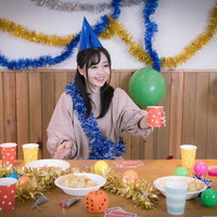 エアパーティーで一人乾杯する女性の悲しい瞬間の写真