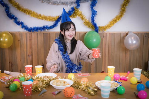 エアパーティーで一人乾杯する女性の悲しい瞬間