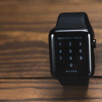 パスコード入力画面を表示するスマートウォッチの写真