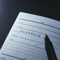 パスワード管理帳にペンで記述する手書きの暗号化メモの写真