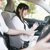 故意のブレーキは恋のはじまり、助手席で身を寄せ合うカップルの写真