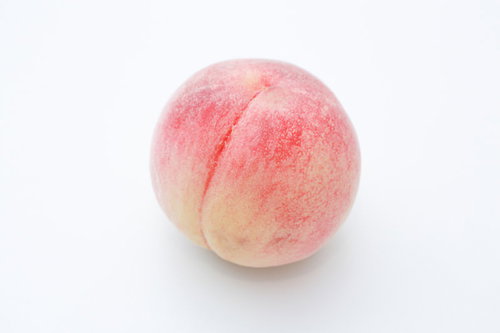 検閲の対象になりうる桃の果実写真素材 白い背景での商品撮影用