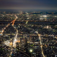 河を挟んで広がる街並みの夜景、複数の橋と街灯が照らす都市風景の写真