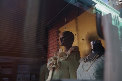 薄暗いショールームに並ぶマネキンとトルソー