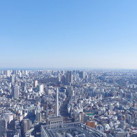渋谷スカイから見た品川方面の都市景観と高層ビル群の写真