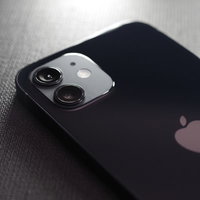 iPhone 12 ブラックの背面とデュアルレンズカメラの写真
