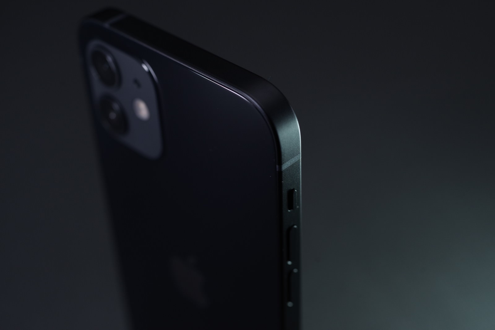 iPhone 12 ブラックの側面とデュアルレンズカメラ