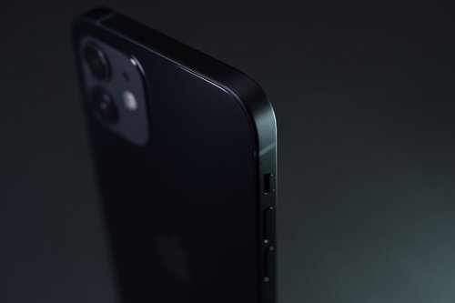 iPhone 12 ブラックのエッジ側面ベゼルとデュアルレンズカメラ