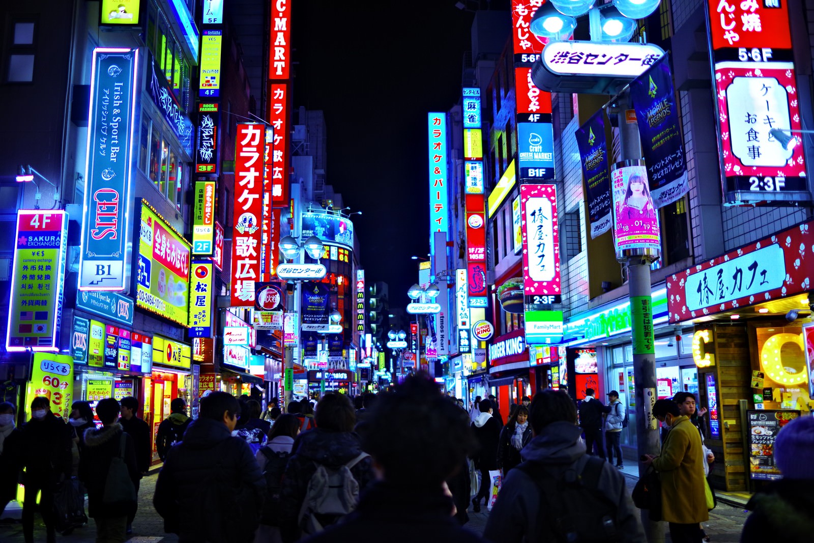 渋谷センター街の夜、ネオンが光る通りを歩く人々