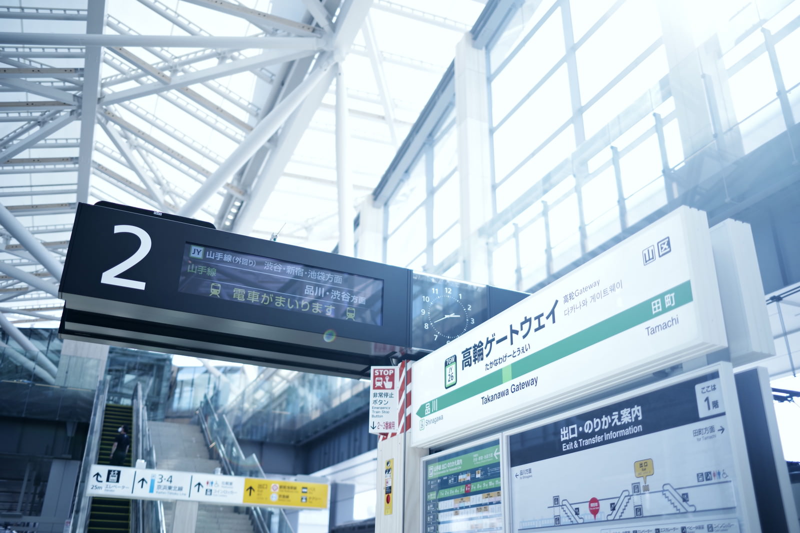 高輪ゲートウェイ駅ホームの発車標と駅名標