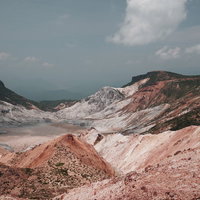 まるで他の星に来たかのような安達太良山の爆裂火口の写真