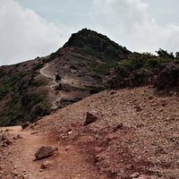 安達太良山の荒々しい岩肌が連なる稜線と火山景観の写真