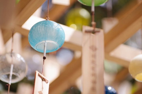 軒下に吊るされた青い風鈴が涼しげに揺れる夏の風物詩