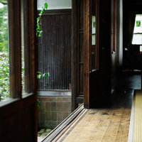 庭を望む縁側のある和室の風情ある空間の写真