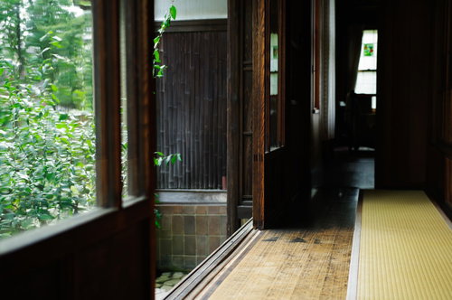 庭を望む縁側のある和室の風情ある空間