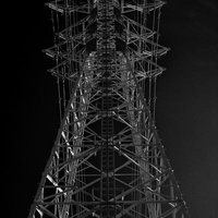 モノクロで撮影した送電鉄塔を見上げた鉄骨構造の写真