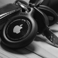 黒いキーホルダーに取り付けたAirTagで置き忘れ防止の写真