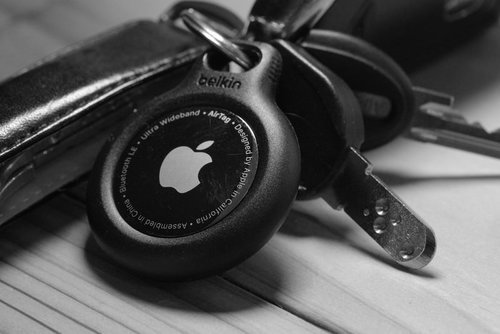 黒いキーホルダーに取り付けたAirTagで置き忘れ防止