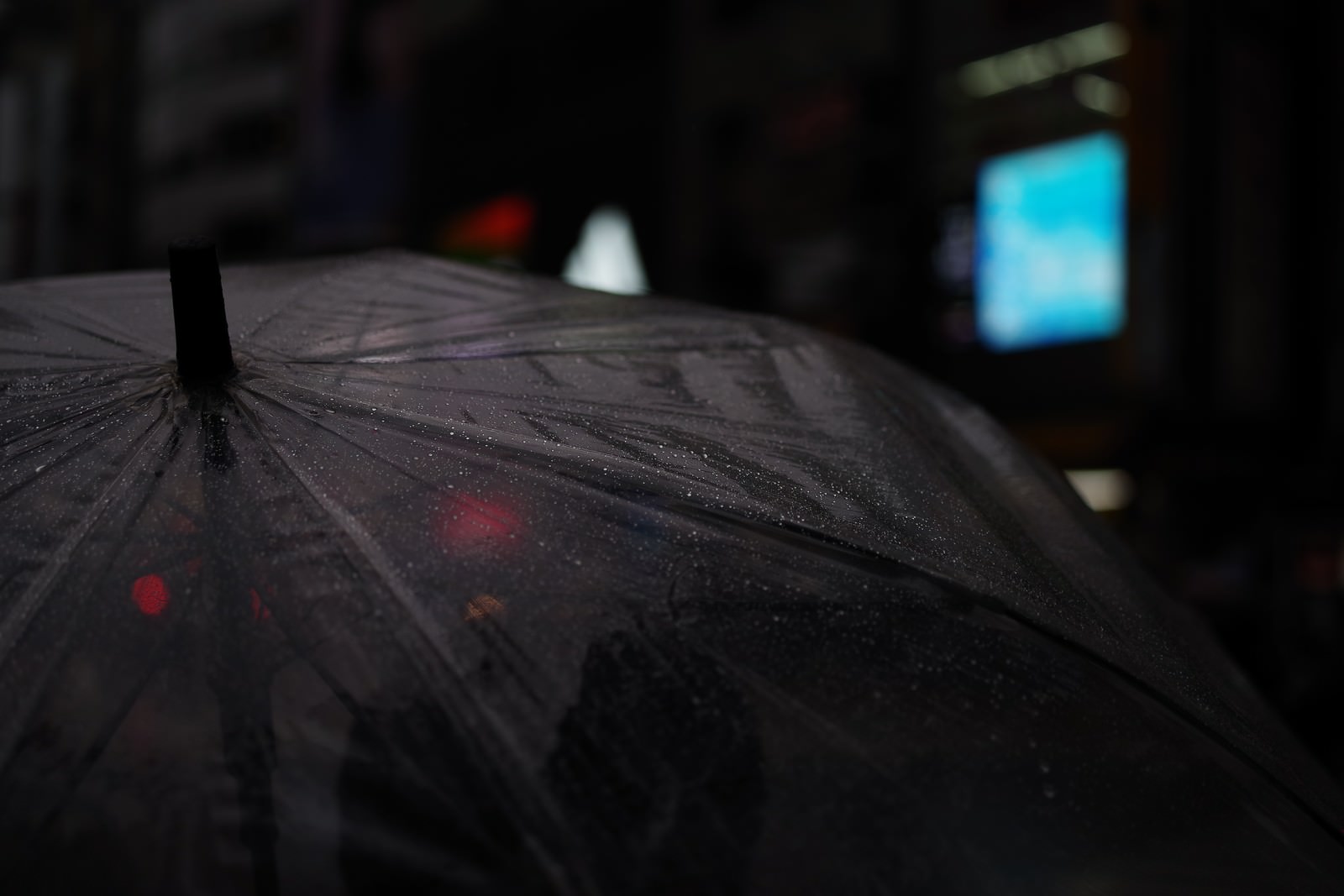 雨傘の表面に付着した透明な水滴のクローズアップ