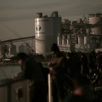 若洲海浜公園の防波堤に並ぶ釣り人たちの風景の写真