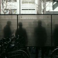 夕暮れ時の駐輪場と喫煙所のシルエットの写真