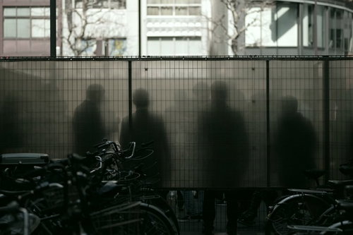 夕暮れ時の駐輪場と喫煙所のシルエット