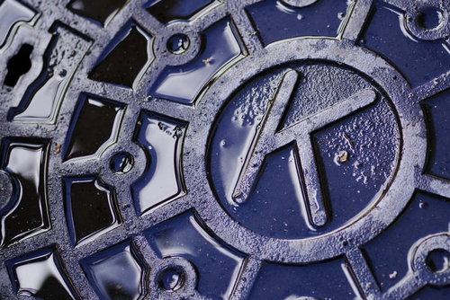 警察の信号機用マンホールの蓋、道路に設置された金属製アクセスポイント