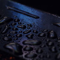 スチール表面に付着した雨粒と水滴のマクロ撮影の写真