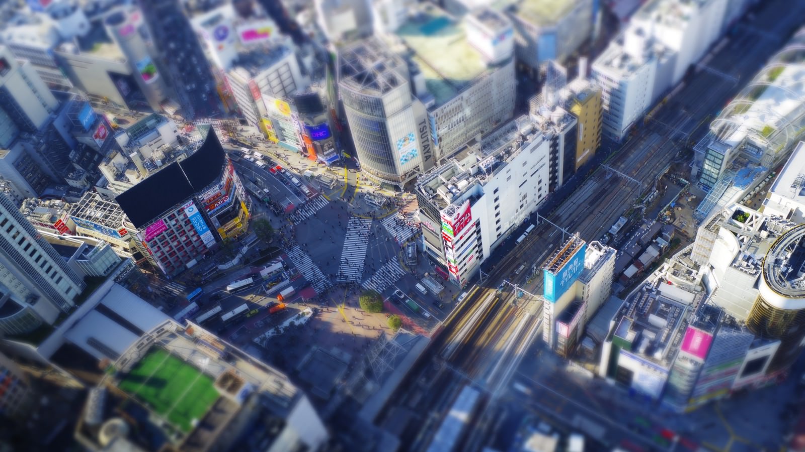 チルトシフト効果でミニチュア風に撮影された渋谷スクランブル交差点の俯瞰写真