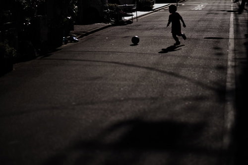 路上でボールを使って遊ぶ子供たちへの交通注意喚起