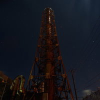 神津島の工場の煙突と夜空に輝く星々の写真