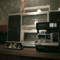 昭和レトロな緑色のラジカセと白いポラロイドカメラの写真