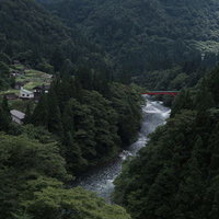 南砺市の庄川峡を流れる静かな河川と山間の渓谷風景の写真