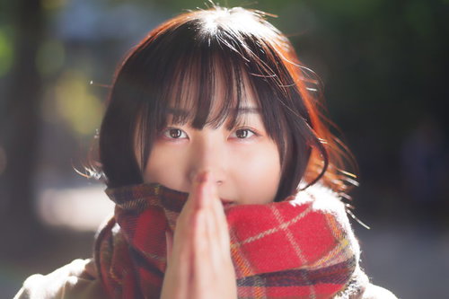 手が寒いマフラー女子の冬の待ち合わせシーン