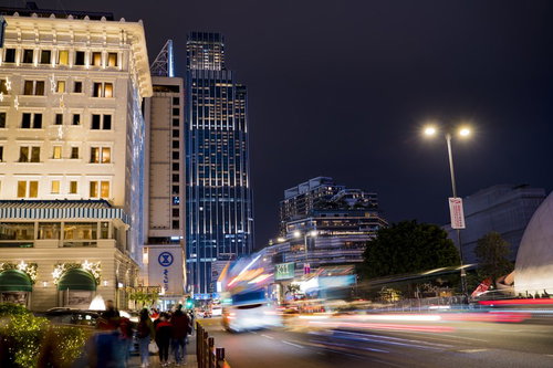 ペニンシュラホテル前を通り過ぎる車の光跡