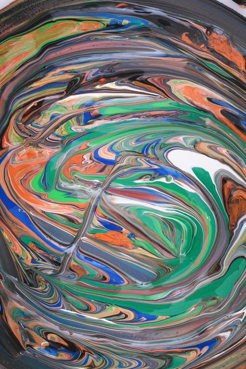 禍々しい絵の具がぐちゃぐちゃに混ざり合った様子