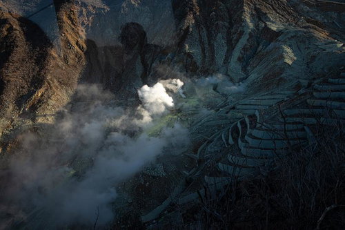 荒涼とした山肌から立ち上る白い噴煙と硫黄の湯気（大涌谷）