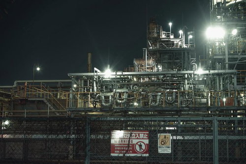 配管や構造物が複雑に絡み合う工場夜景