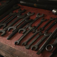 買い物するたびに安すぎてこっち見てくるスーツ姿の男性の写真