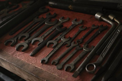 買い物するたびに安すぎてこっち見てくるスーツ姿の男性