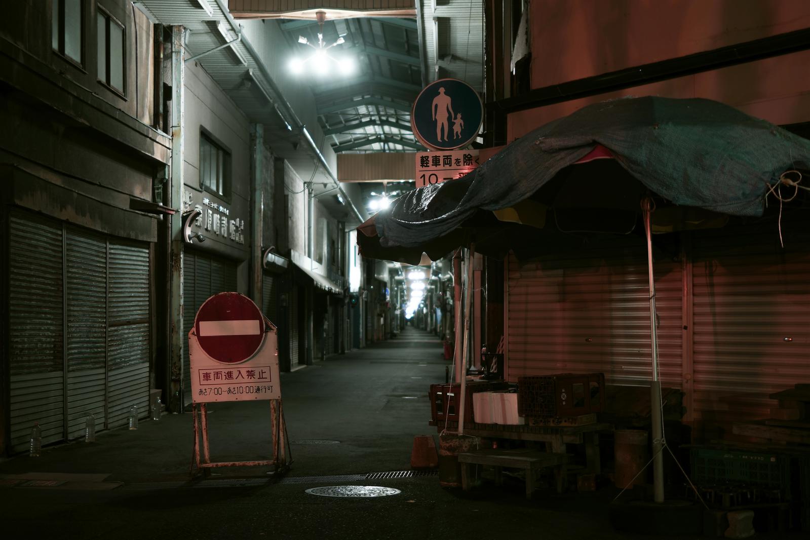 シャッターが閉じたアーケード商店街の夜の路地風景