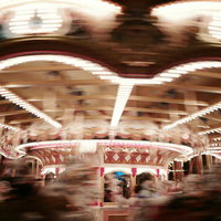 夜間にライトアップされて回転するメリーゴーランドの写真