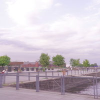 横浜みなとみらいの象の鼻テラス周辺の木製桟橋と港湾風景の写真