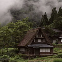 靄に包まれた南砺市相倉集落の合掌造り集落風景の写真
