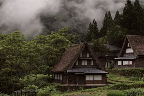 靄に包まれた南砺市相倉集落の合掌造り集落風景