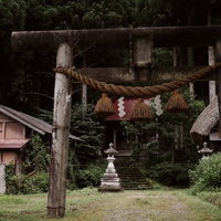 世界遺産・菅沼集落の神明宮に立つ木造の鳥居の写真