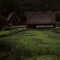夕暮れ時の菅沼集落、茅葺屋根の合掌造り集落（富山県南砺市）の写真